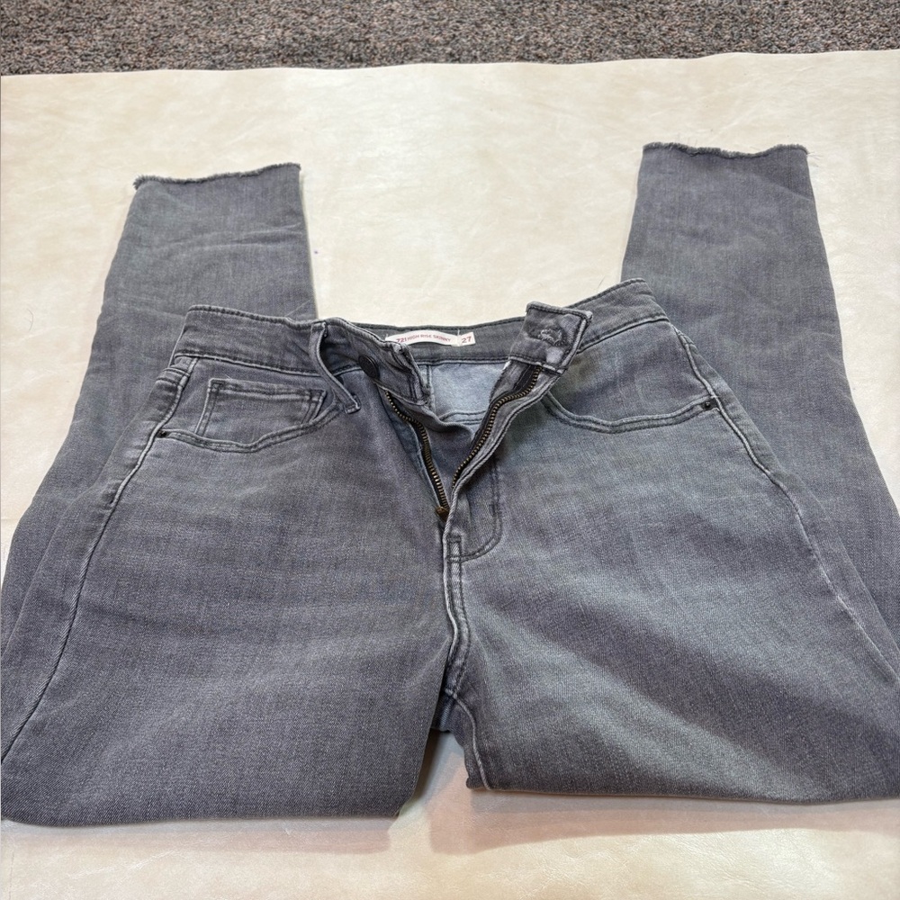 Levi’s hi rise frayed hem jeans w” 2% stretch